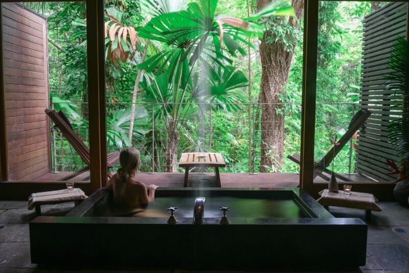 silky-oaks-outdoor-rainforest-bathroom