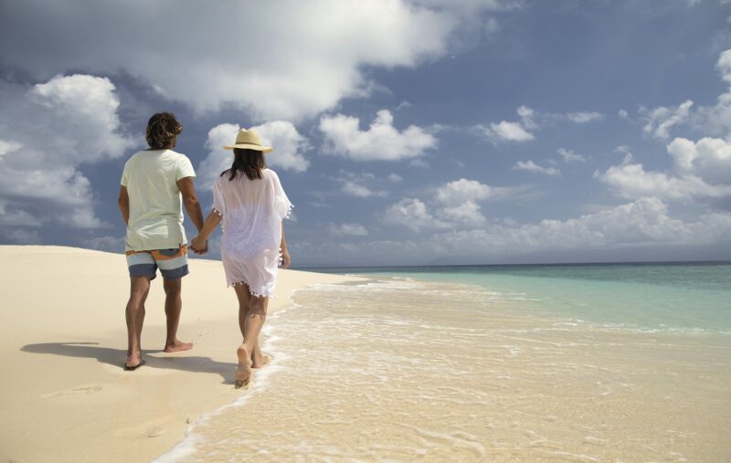 port-douglas-coral-cay-couple-walking-great-barrier-reef
